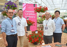 Yasuyuki Murakami (General Manger International Business Division, R&D Department), Mune Inagaki (International Business Division General Manager), Yasunori Yomo (President), en Toshio Matsuyama (Managing Director) van Suntory Flowers voor de Big Red Surfinia in de nieuwe hangende collectie. Dit jaar bereikte de Surfinia een nieuwe mijlpaal, sinds de eerste petunia die 30 jaar geleden werd verkocht zijn er nu inmiddels 1,5 miljard Surfinias verkocht.